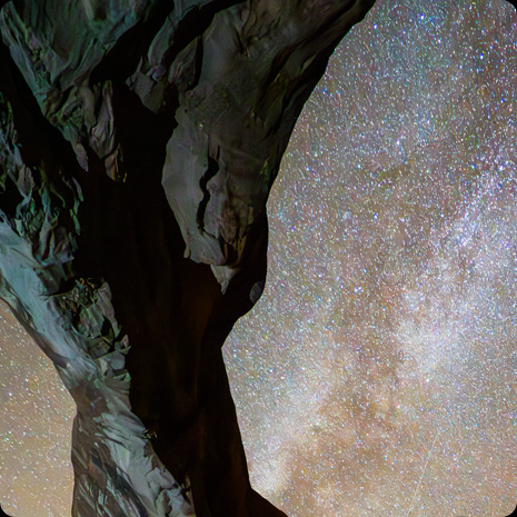 Pantalla de un iPad Pro que muestra una foto de una estructura rocosa frente a un cielo estrellado