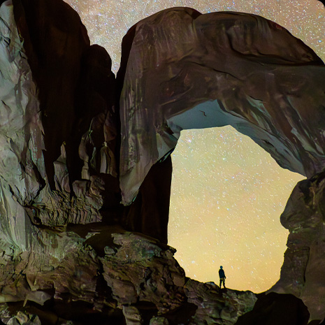 Pantalla de un iPad Pro que muestra una foto de una persona en un cañón con un cielo estrellado