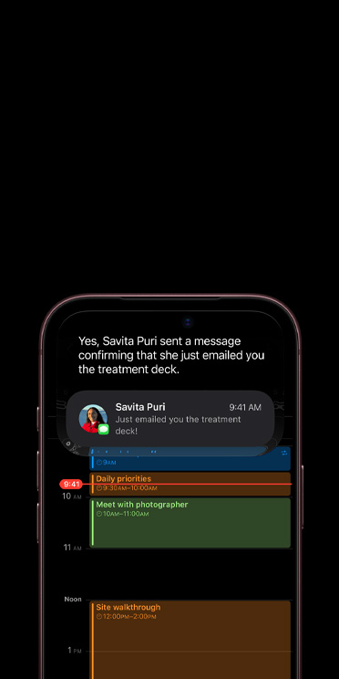 iPhone 18 Pro, color borgoña, vista parcial de la parte frontal, la pantalla muestra una conversación con Siri AI usando Apple Intelligence, la app Calendario se muestra debajo de un iMessage sobre un tratamiento para suelos