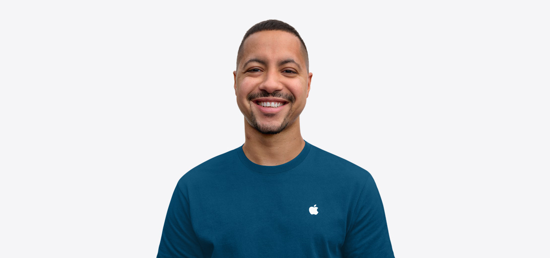 Especialista de Apple sonriendo y con una actitud amigable