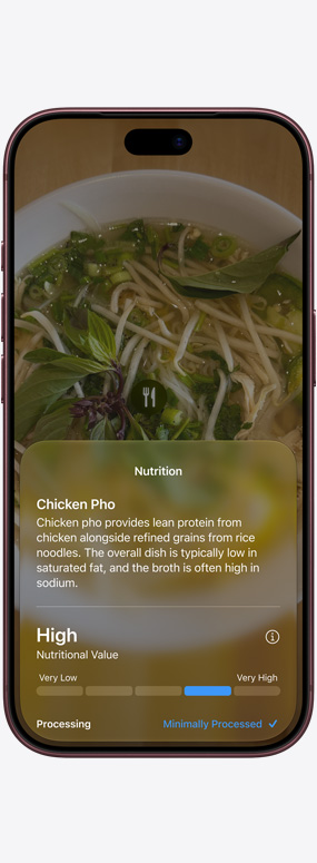 iPhone 18 Pro, parte frontal, modo Siri en la app Cámara para consultar los datos nutricionales de un pho de pollo con fideos, verduras y caldo