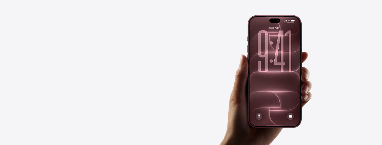 iPhone 18 Pro, lo sostiene una mano, color borgoña (rojo oscuro), parte frontal, pantalla bloqueada predeterminada