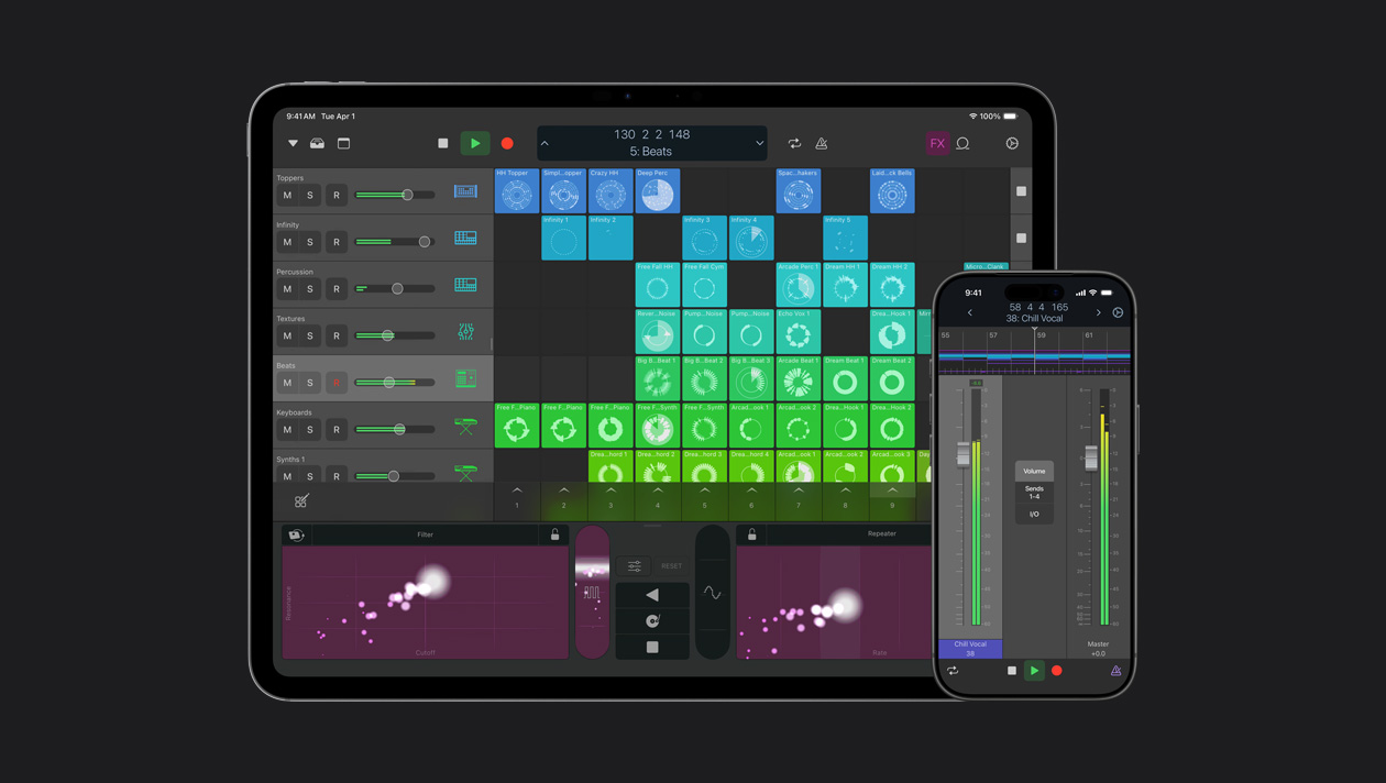 Un iPad y un iPhone, uno al lado del otro, la pantalla del iPad muestra el espacio de trabajo de Logic Pro con instrumentos de software, la pantalla del iPhone muestra el control de voces y el control maestro