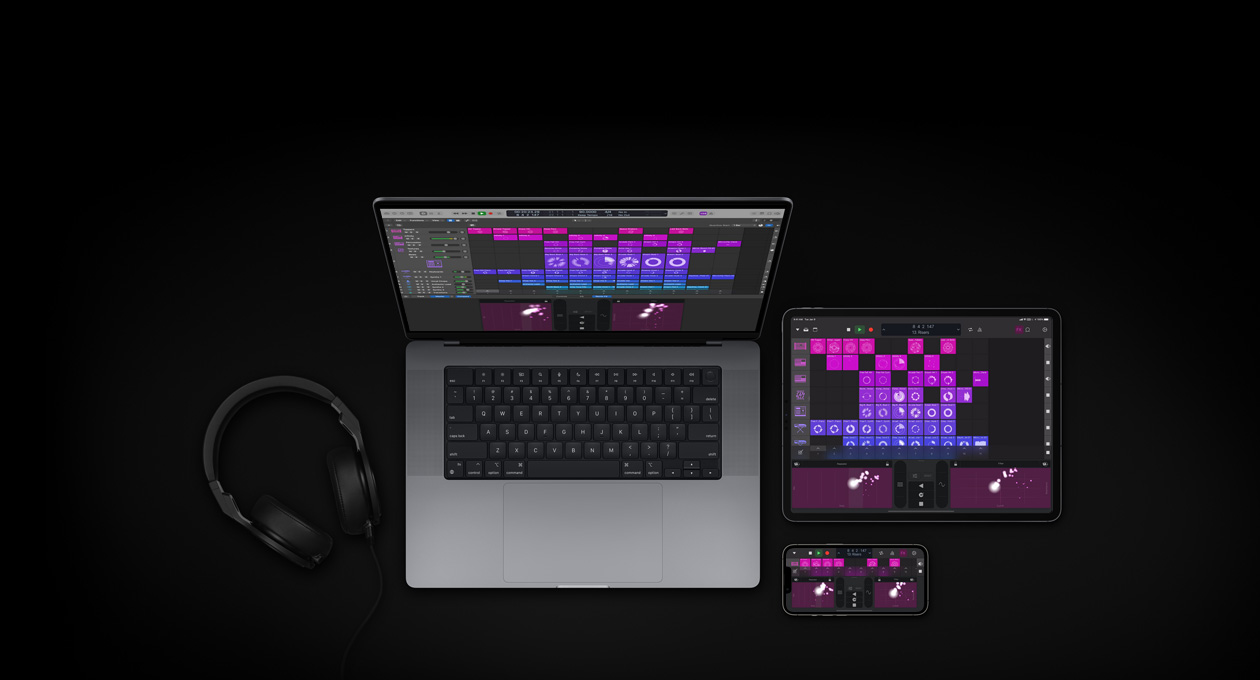 MacBook Pro de 16 pulgadas, iPad Pro de 13 pulgadas, iPhone 16, las pantallas muestran la consola de mezcla de Logic Pro con cuadrados morados y rosas que representan distintas capas de audio y sonidos, audífonos a la izquierda de los dispositivos
