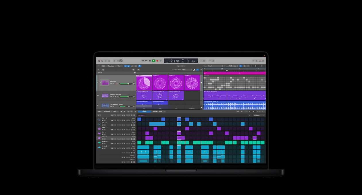 Pantalla de una MacBook Pro de 16 pulgadas que muestra la consola de mezcla de Logic Pro con cuadrados morados y rosas que representan distintas capas de audio y sonidos, y herramientas de creación de ritmos con diferentes bloques de colores que representan distintos instrumentos de percusión en la parte inferior.