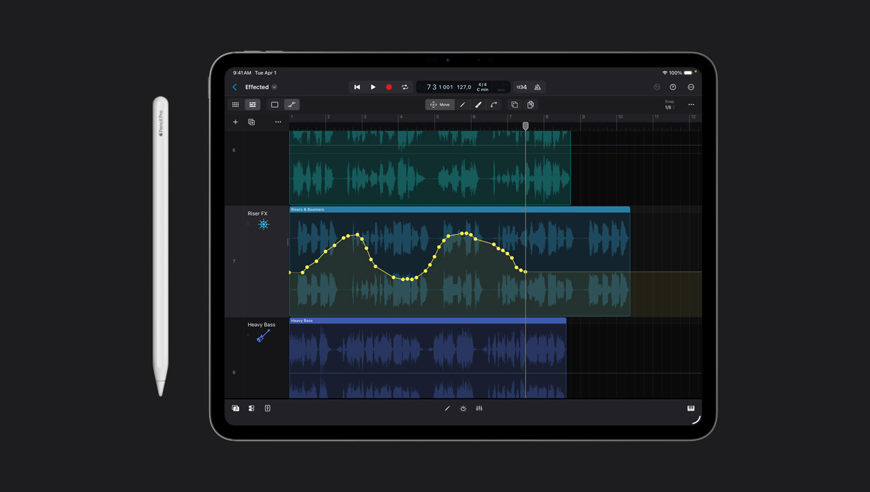 Pantalla de un iPad Pro de 13 pulgadas que muestra un dibujo sobre una onda de sonido en Logic Pro, un Apple Pencil a la izquierda del dispositivo