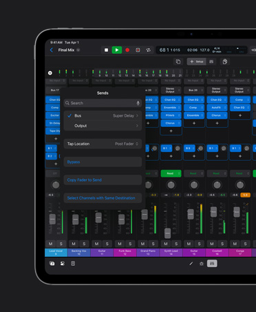 Pantalla de un iPad Pro de 13 pulgadas que muestra el espacio de trabajo de Mezcla con capas de ondas de sonido y varios controles y ajustes en la parte inferior
