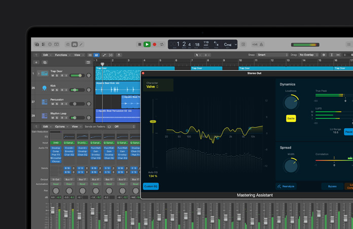 Pantalla de una MacBook Pro de 16 pulgadas que muestra capas de ondas de sonido, la ventana de Mastering Assistant está abierta, varios controles y ajustes en la parte inferior
