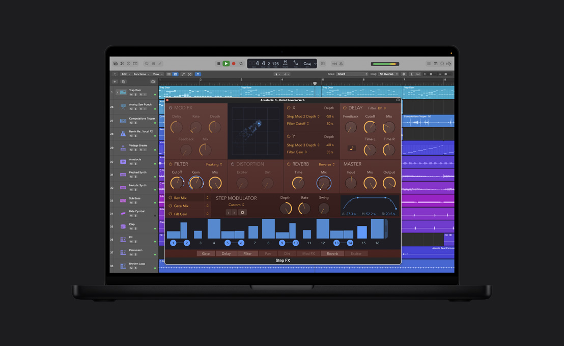 Pantalla de una MacBook Pro de 16 pulgadas que muestra una ventana de Step FX, Anastacia: 3 - Gated Reverse Verb, efectos de modulación, retardo, filtro, distorsión, reverberación y controles maestros, gráfica azul en la parte inferior