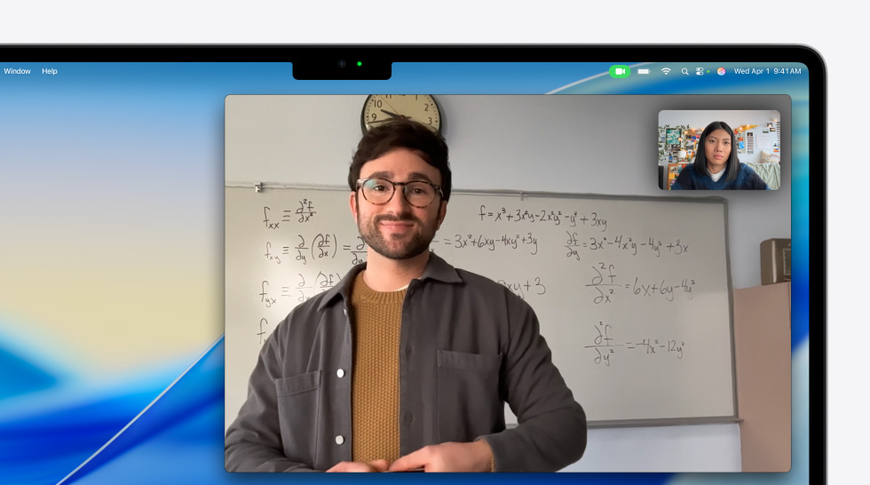 Videollamada en una MacBook Air de una persona hablando con otra, Encuadre Centrado la mantiene en el centro de la imagen, incluso si se mueve