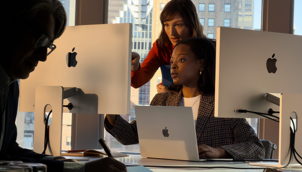 Personas que usan la Mac en un entorno laboral