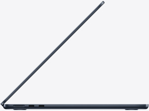 Parte lateral de una MacBook Air, abierta, color medianoche