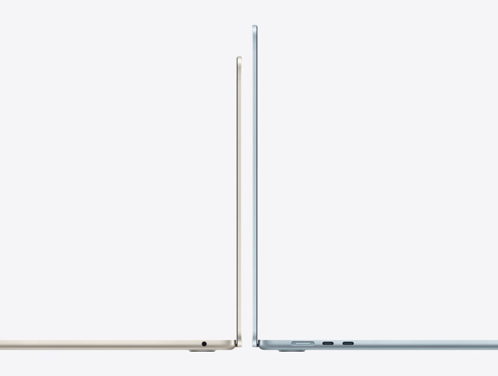 Dos portátiles MacBook Air de 13 y 15 pulgadas con la parte posterior una contra otra para mostrar la diferencia de tamaño