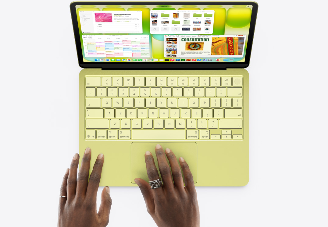 MacBook Neo, color amarillo cítrico, las manos de una persona teclean y usan el trackpad, la pantalla muestra un montaje rápido de varias acciones, como preparar una presentación, administrar archivos, visitar un sitio web y escuchar música, que terminan con el uso de Mission Control para ver todas las ventanas abiertas