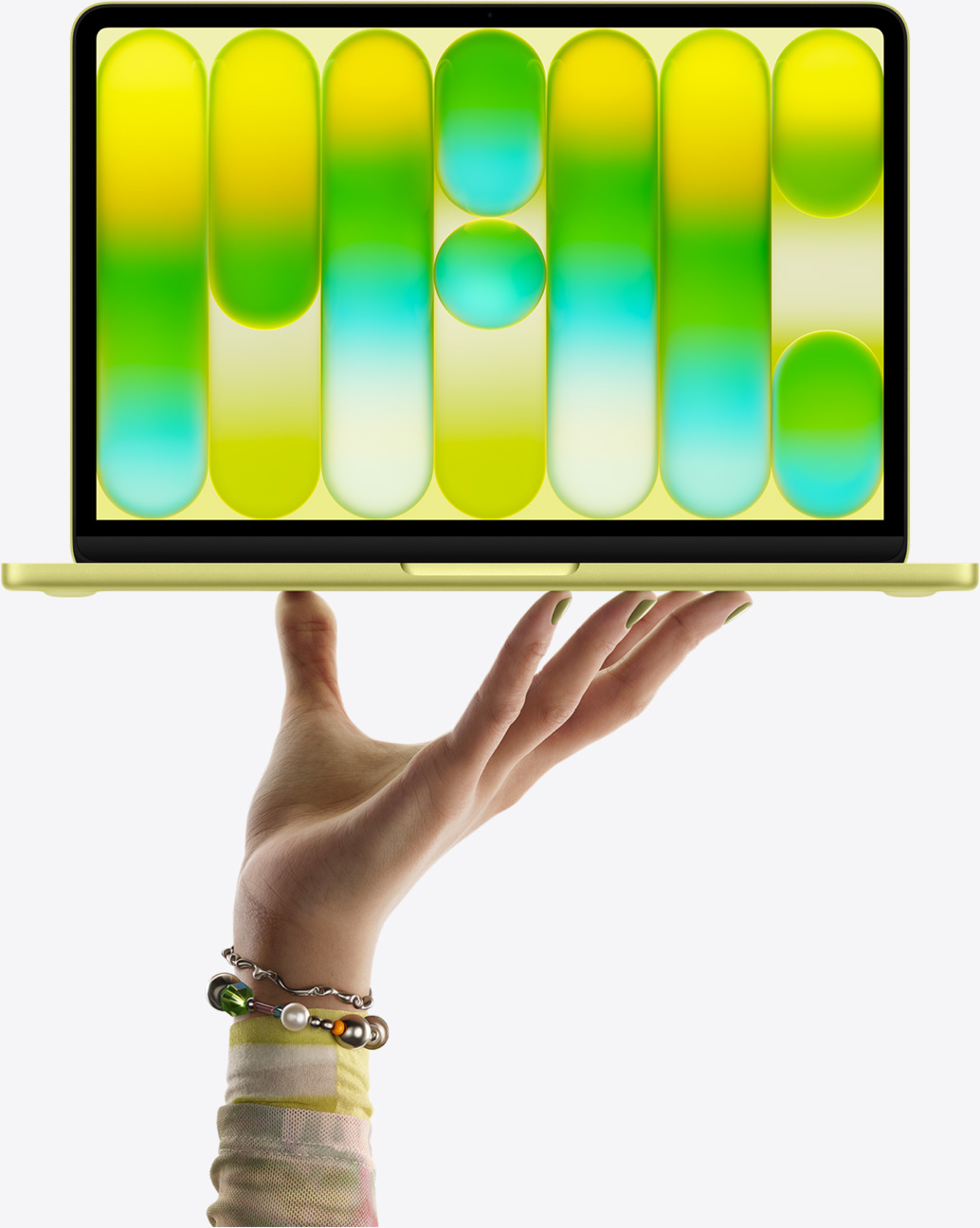 Una mano sostiene en la punta de los dedos una MacBook Neo en color amarillo cítrico, la pantalla muestra un patrón abstracto y colorido