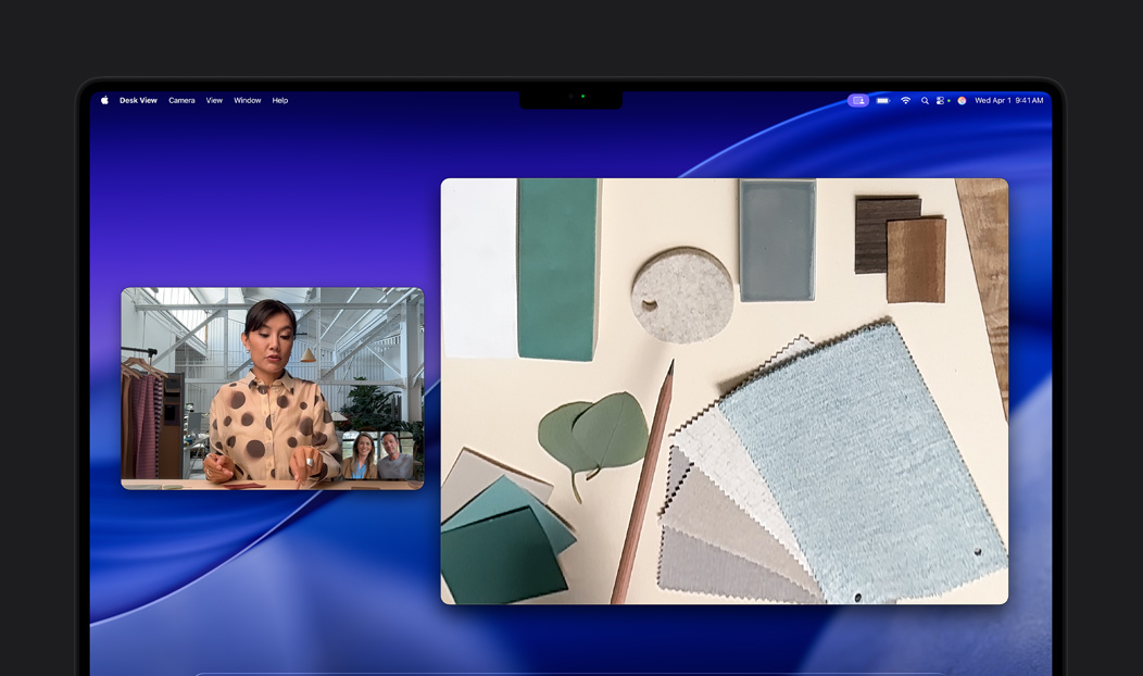 Una videollamada en una MacBook Pro, una persona usa Vista del Escritorio para mostrar su espacio de trabajo lleno de retazos de tela a dos personas en la llamada, Vista del Escritorio le permite mostrar su espacio de trabajo y el rostro al mismo tiempo