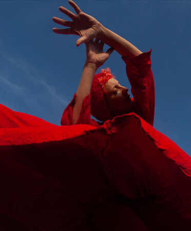 Una persona con vestido rojo bailando