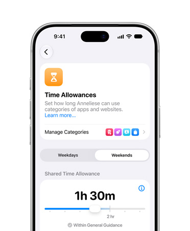 iPhone 17 Pro, color plata, la pantalla muestra las opciones de Límites de Tiempo y Horarios en Tiempo en Pantalla en Configuración para ajustar los límites de tiempo y las categorías de contenido para menores