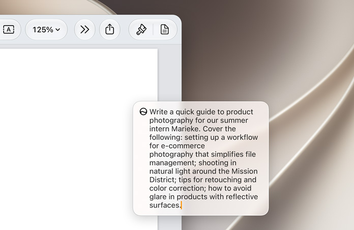 Pantalla de una MacBook que muestra el cuadro de Editar con Siri sobre un documento sin título que describe un flujo de trabajo fotográfico para un nuevo integrante del equipo