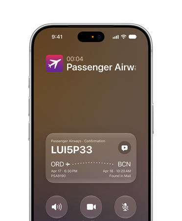 Un iPhone 17 Pro color plata muestra la funcionalidad Call Context de Siri AI. La pantalla muestra los datos de la confirmación de un vuelo durante una llamada.