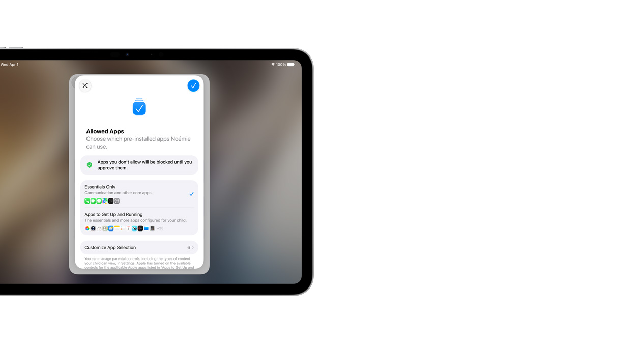 iPad Pro de 11 pulgadas, color plata, la pantalla muestra la app Asistente de Configuración con una selección de apps que los padres pueden elegir para sus hijos
