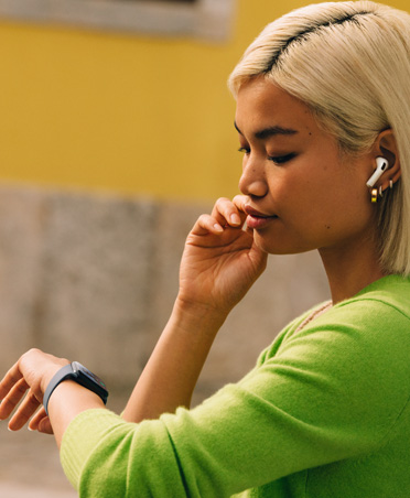 Una mujer ve su Apple Watch