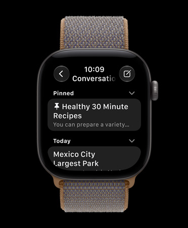 Apple Watch Series 12, titanio natural, la pantalla muestra la app Siri AI