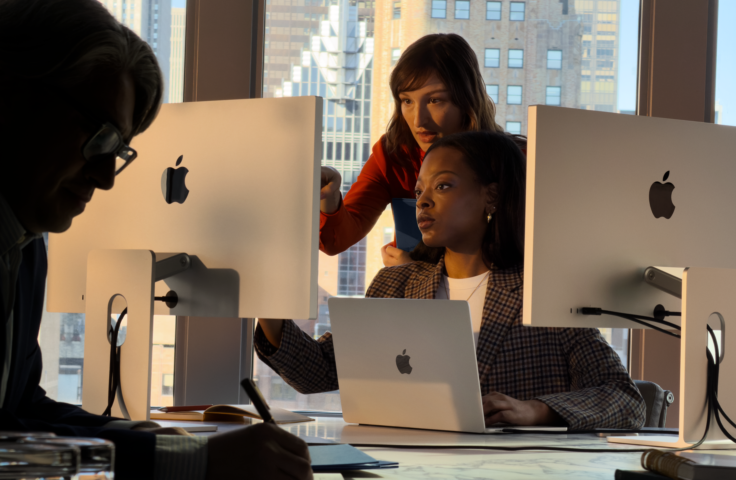 Personas que usan la Mac en un entorno laboral